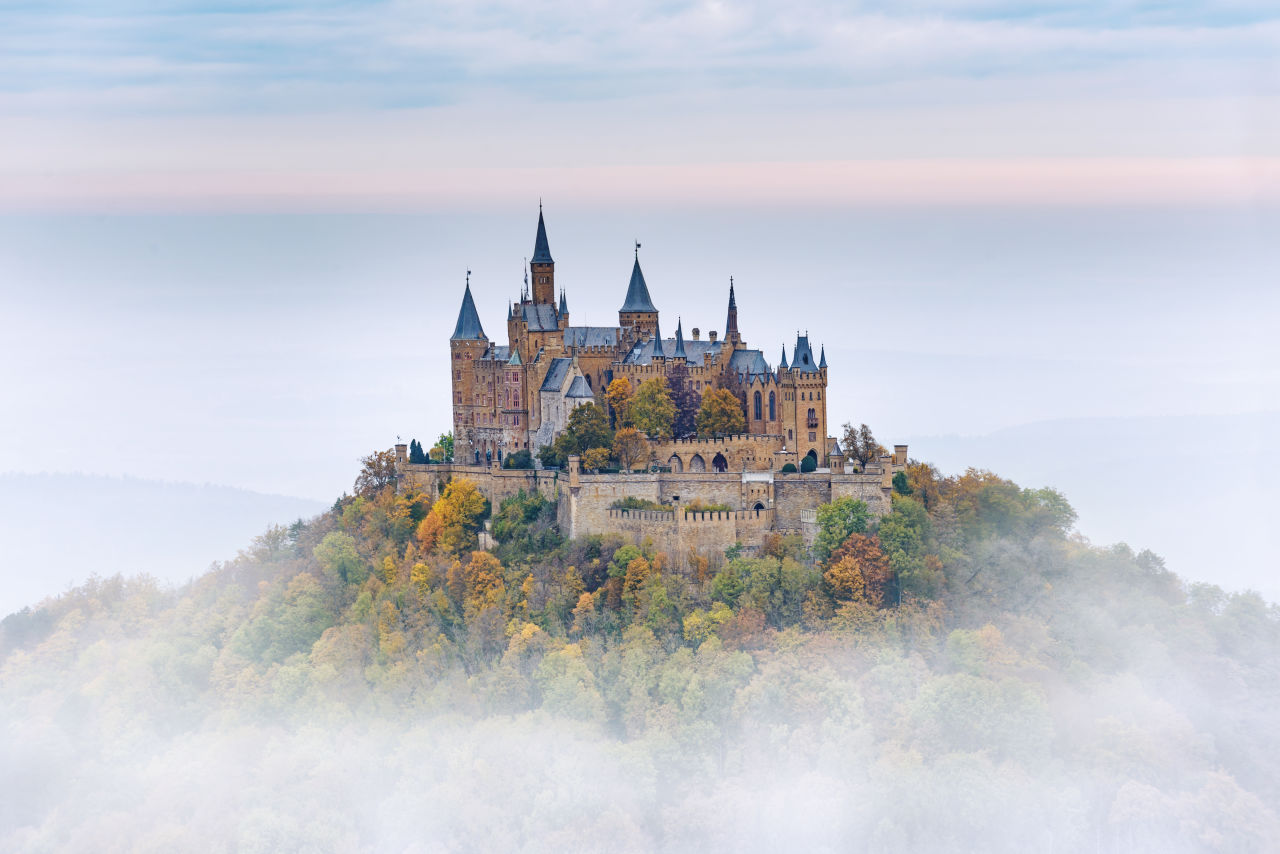 Burg Hohenzollern in den Wolken Bisingen, Baden-Württemberg